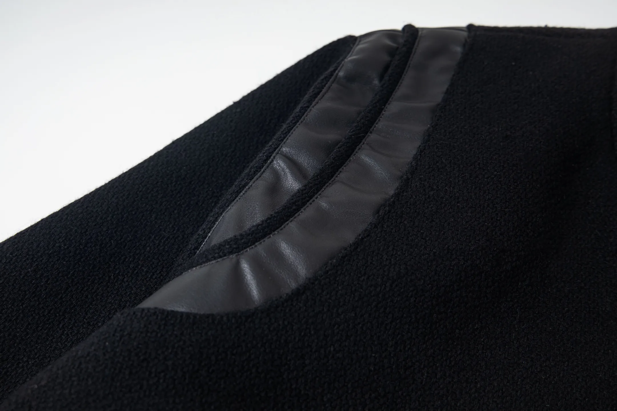 P480 Saint Laurent Paris slp classic leather patchwork black and white baseball collar jacket. Original version 1:1 to develop the highest version on the Internet. It took 2 months to customize pure wool fabric and jacquard ribbing (ordinary machines cannot achieve this jacquard effect). The version is super handsome. The patchwork position is very particular about parking technology. Whether the whole dress looks good or not depends on this position. Same style for men and women. Color: black and white spelling/white/black. Size: 46 48 50 52